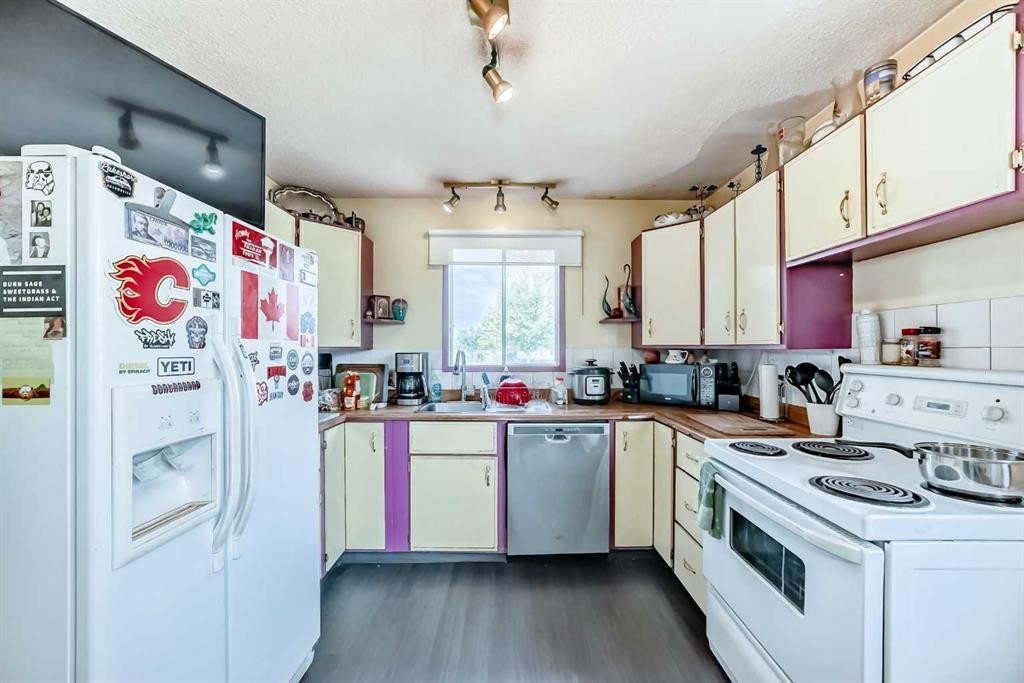 52 Castlebrook Rise Ne, Calgary, AB - Indoor Photo Showing Kitchen