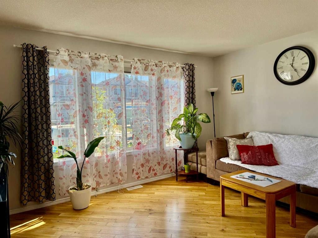43 Bridlecrest Road Sw, Calgary, AB - Indoor Photo Showing Living Room