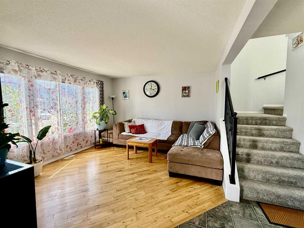 43 Bridlecrest Road Sw, Calgary, AB - Indoor Photo Showing Living Room