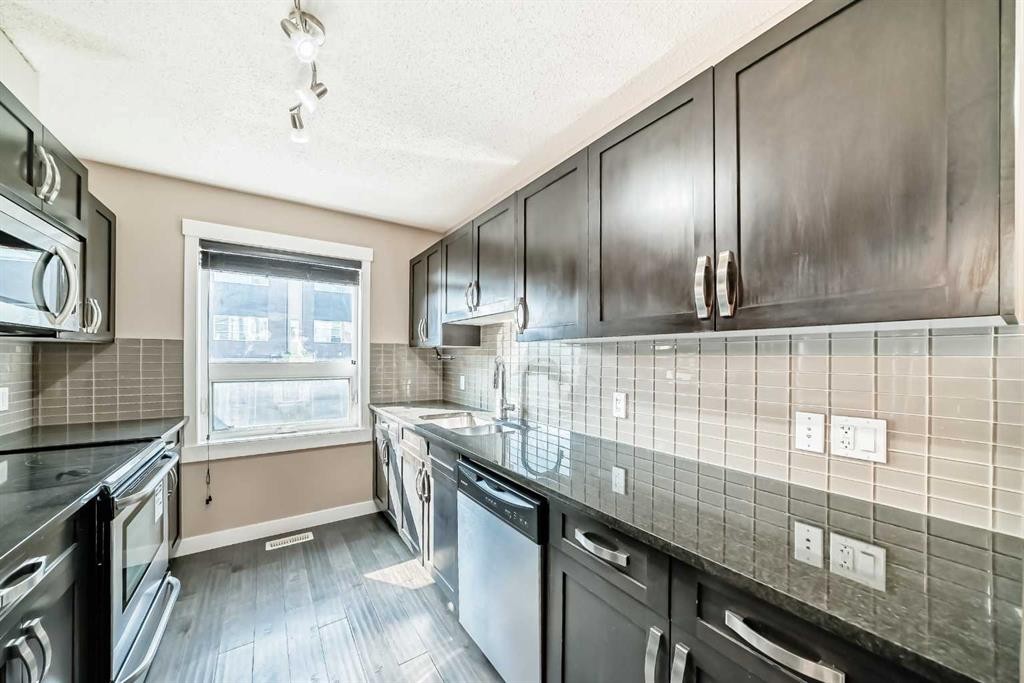 326 Covecreek Circle Ne, Calgary, AB - Indoor Photo Showing Kitchen With Stainless Steel Kitchen With Upgraded Kitchen