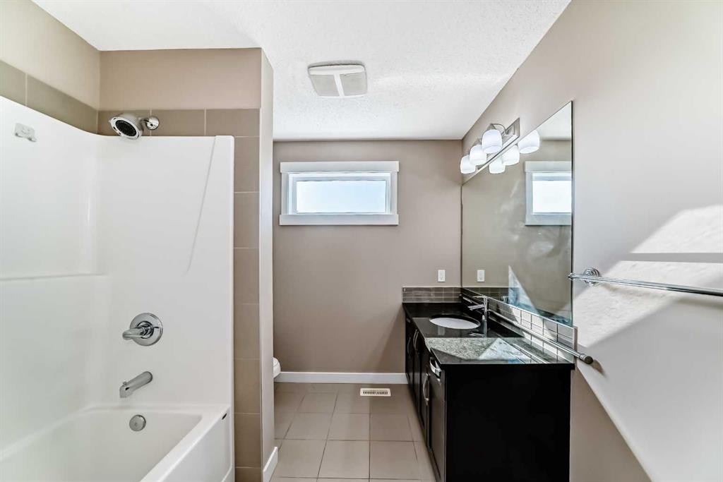 326 Covecreek Circle Ne, Calgary, AB - Indoor Photo Showing Bathroom