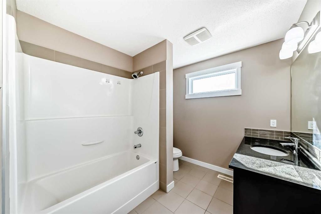 326 Covecreek Circle Ne, Calgary, AB - Indoor Photo Showing Bathroom