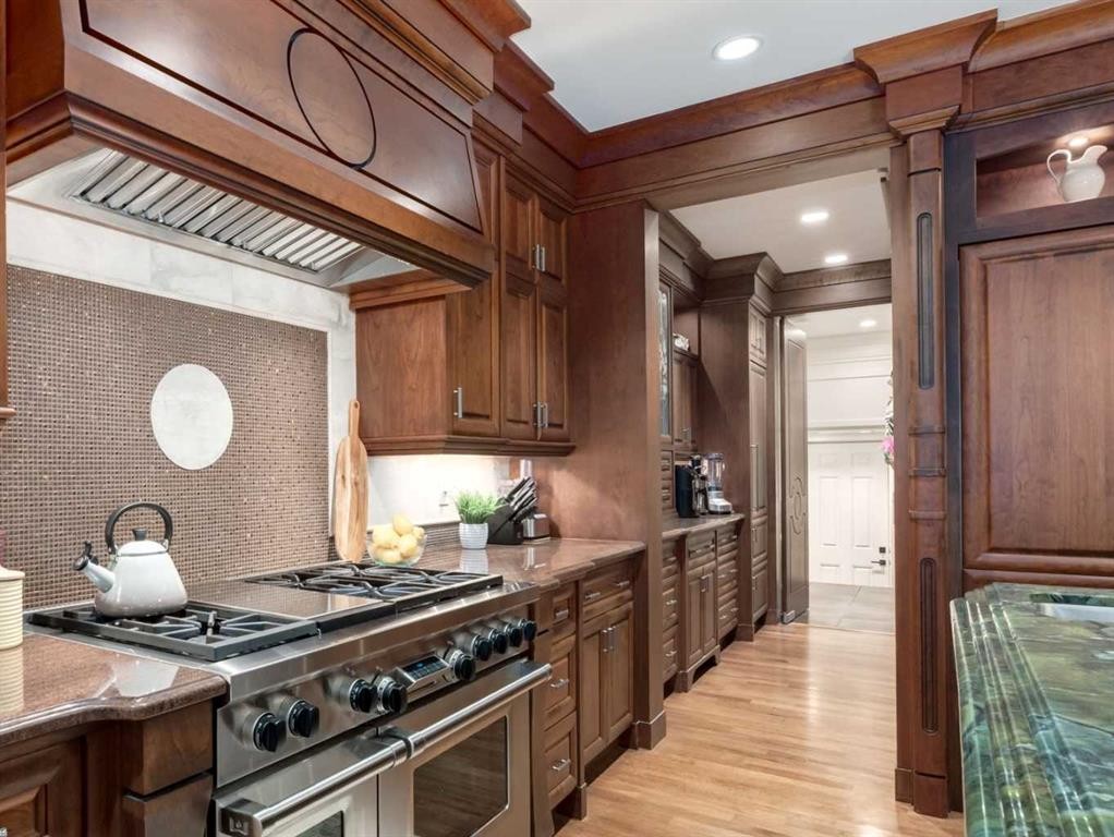 4 Aspen Ridge Bay Sw, Calgary, AB - Indoor Photo Showing Kitchen