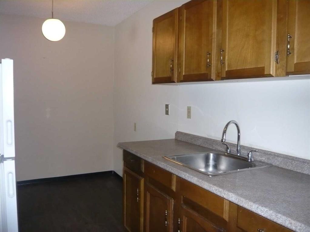 2410 14 Street Sw, Calgary, AB - Indoor Photo Showing Kitchen