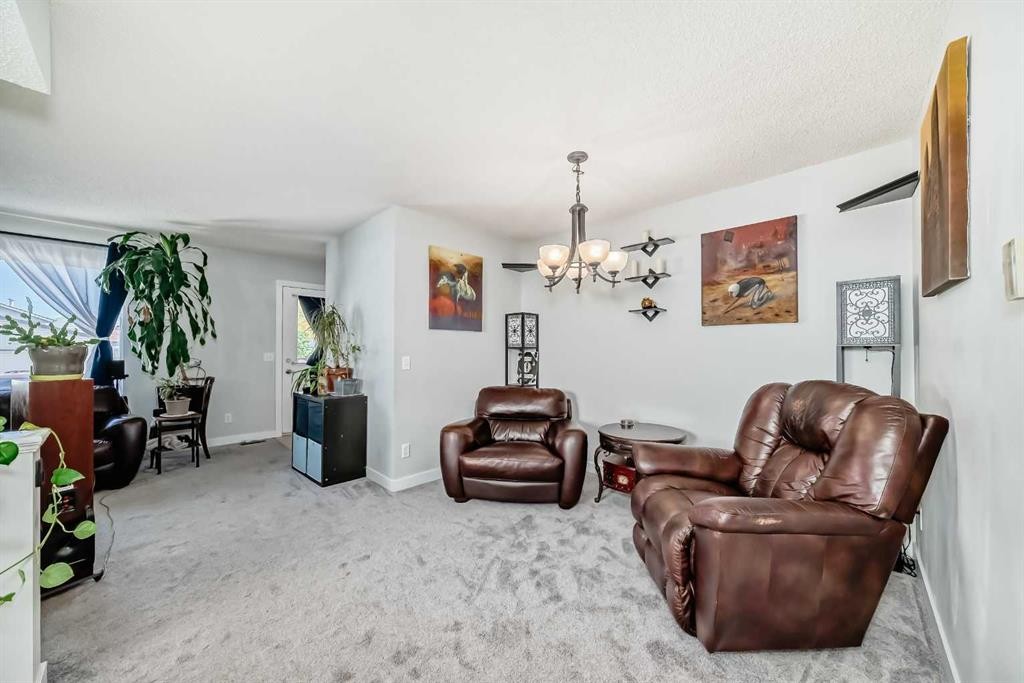 3315 Catalina Boulevard Ne, Calgary, AB - Indoor Photo Showing Living Room