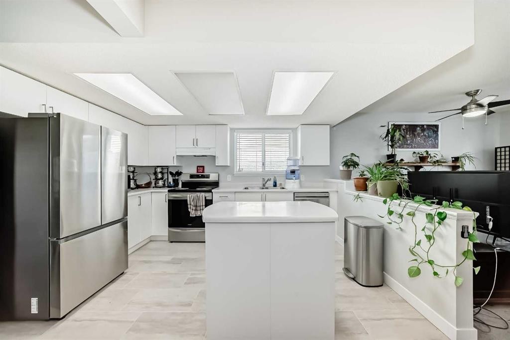 3315 Catalina Boulevard Ne, Calgary, AB - Indoor Photo Showing Kitchen