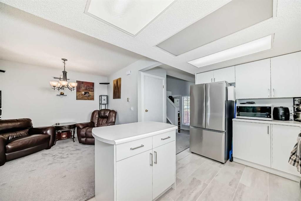 3315 Catalina Boulevard Ne, Calgary, AB - Indoor Photo Showing Kitchen
