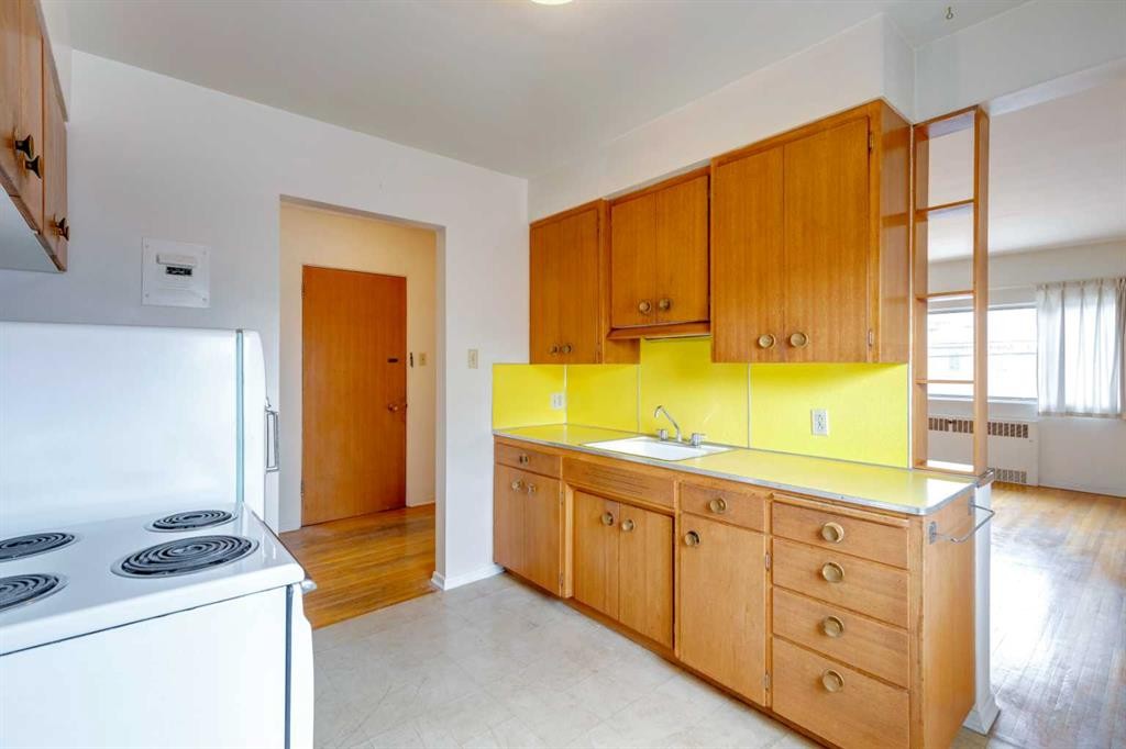 1216 15 Avenue Sw, Calgary, AB - Indoor Photo Showing Kitchen