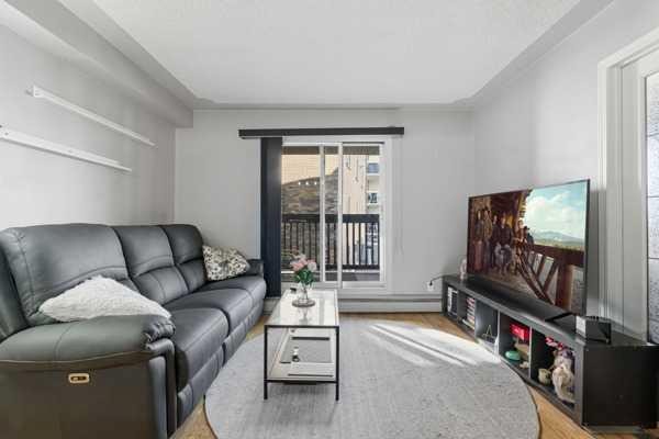 206-104 24 Avenue Sw, Calgary, AB - Indoor Photo Showing Living Room