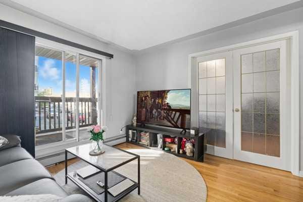 206-104 24 Avenue Sw, Calgary, AB - Indoor Photo Showing Living Room