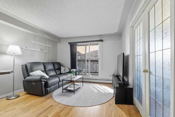 206-104 24 Avenue Sw, Calgary, AB - Indoor Photo Showing Living Room