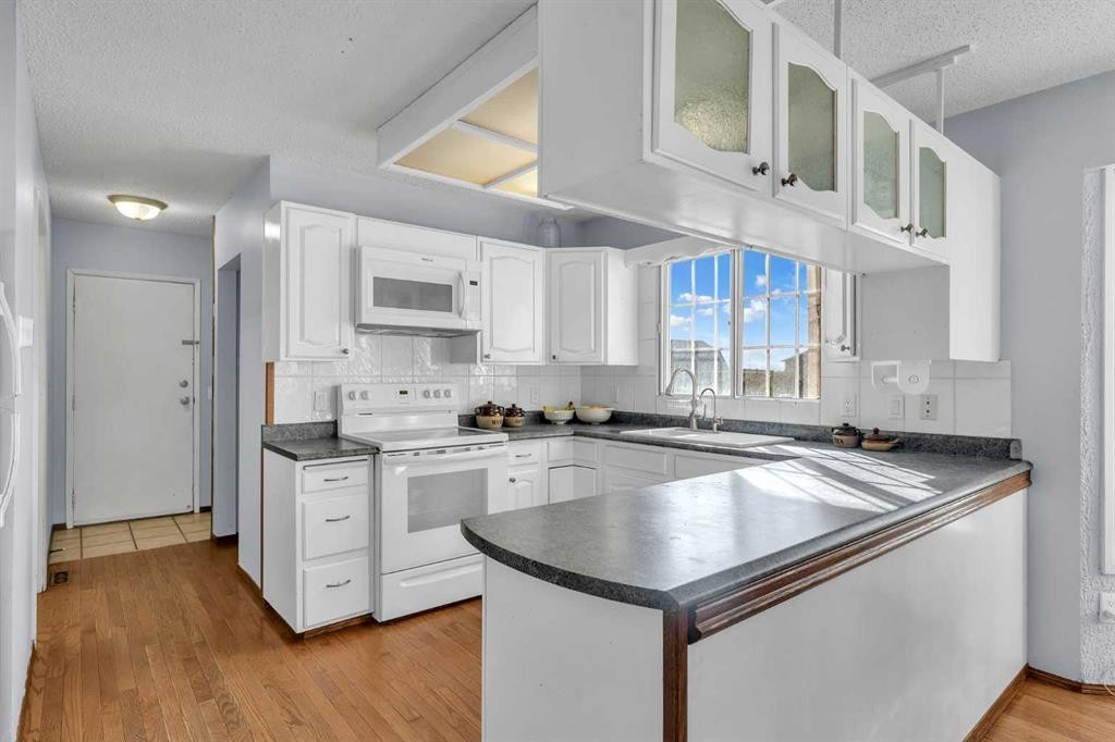 233081 Glenmore View Road, Rural Rocky View County, AB - Indoor Photo Showing Kitchen