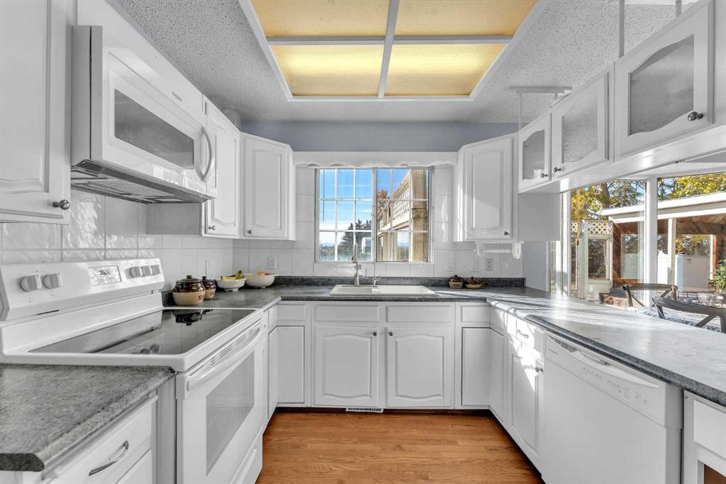 233081 Glenmore View Road, Rural Rocky View County, AB - Indoor Photo Showing Kitchen