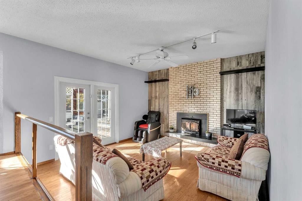 233081 Glenmore View Road, Rural Rocky View County, AB - Indoor Photo Showing Living Room With Fireplace