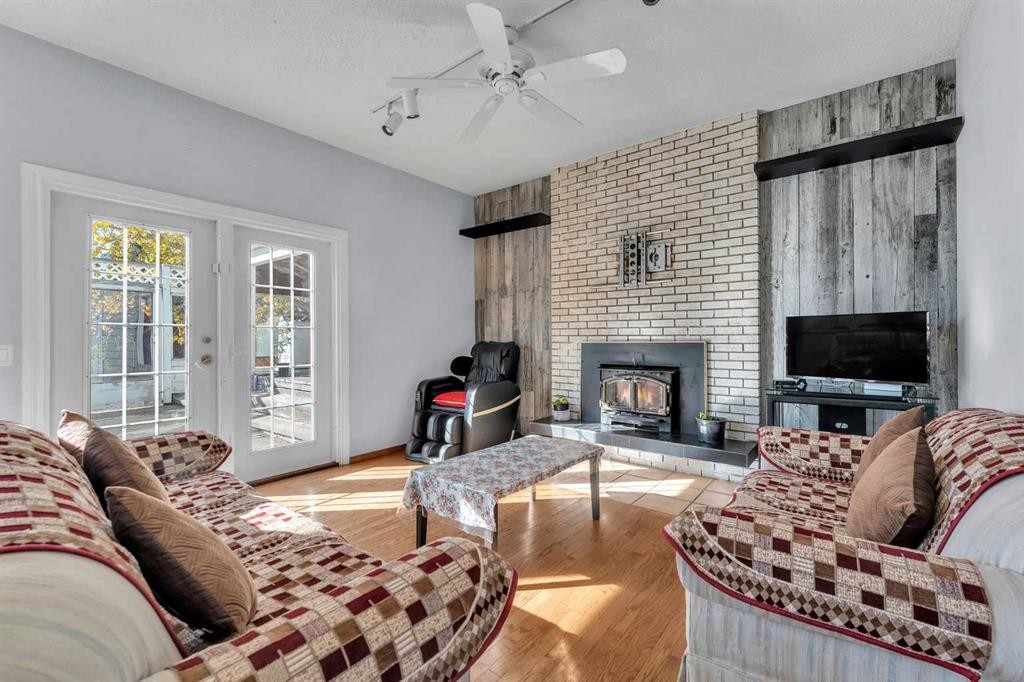 233081 Glenmore View Road, Rural Rocky View County, AB - Indoor Photo Showing Living Room With Fireplace