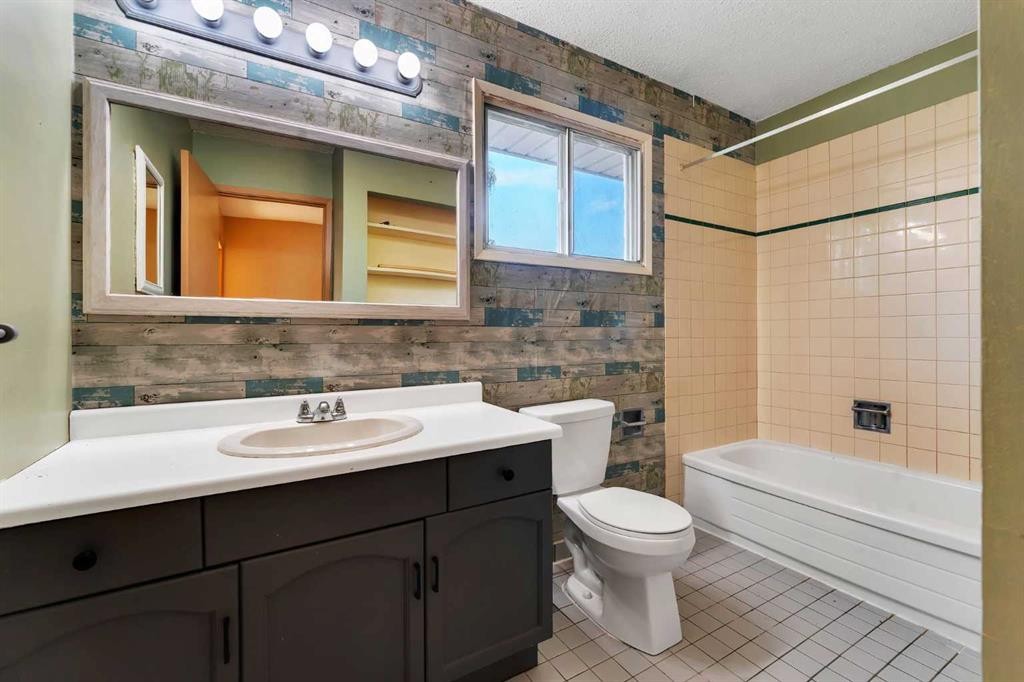 233081 Glenmore View Road, Rural Rocky View County, AB - Indoor Photo Showing Bathroom