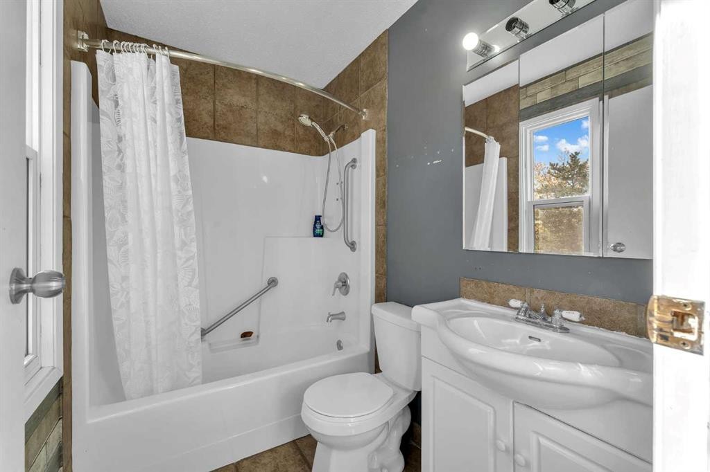 233081 Glenmore View Road, Rural Rocky View County, AB - Indoor Photo Showing Bathroom