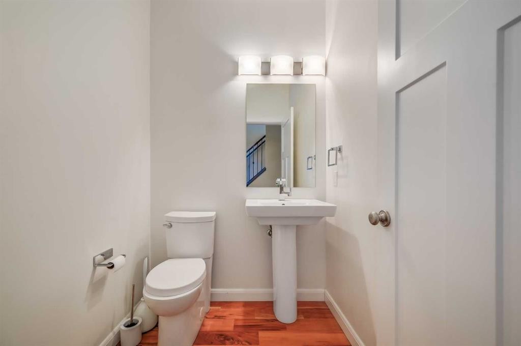 7418 36 Avenue Nw, Calgary, AB - Indoor Photo Showing Bathroom