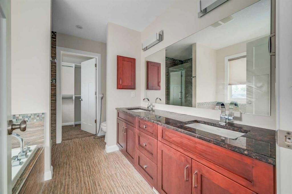 7418 36 Avenue Nw, Calgary, AB - Indoor Photo Showing Bathroom