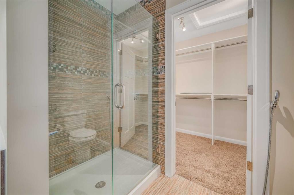 7418 36 Avenue Nw, Calgary, AB - Indoor Photo Showing Bathroom