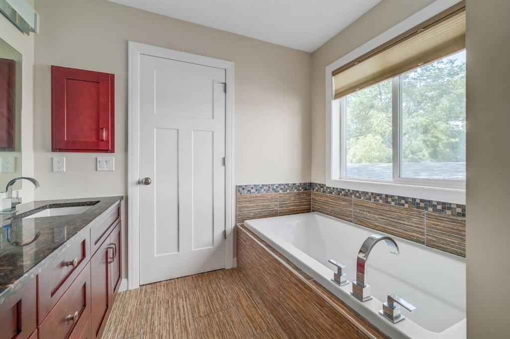 7418 36 Avenue Nw, Calgary, AB - Indoor Photo Showing Bathroom