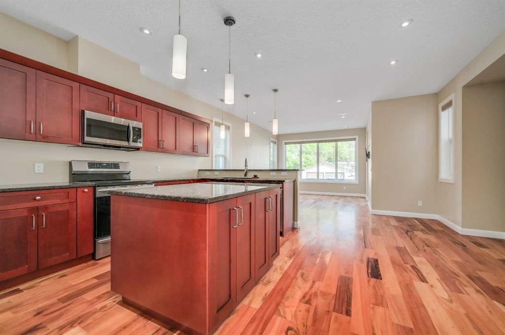 7418 36 Avenue Nw, Calgary, AB - Indoor Photo Showing Kitchen