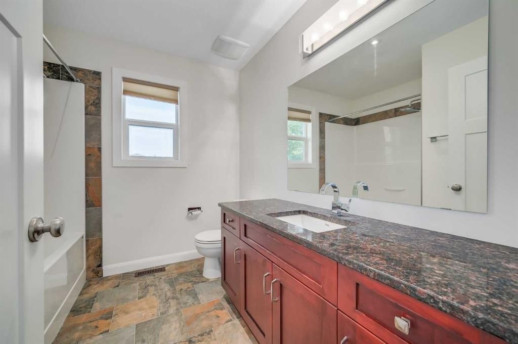 7418 36 Avenue Nw, Calgary, AB - Indoor Photo Showing Bathroom