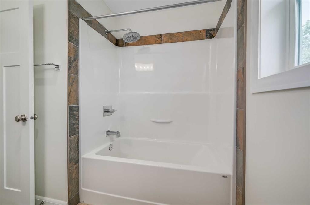 7418 36 Avenue Nw, Calgary, AB - Indoor Photo Showing Bathroom