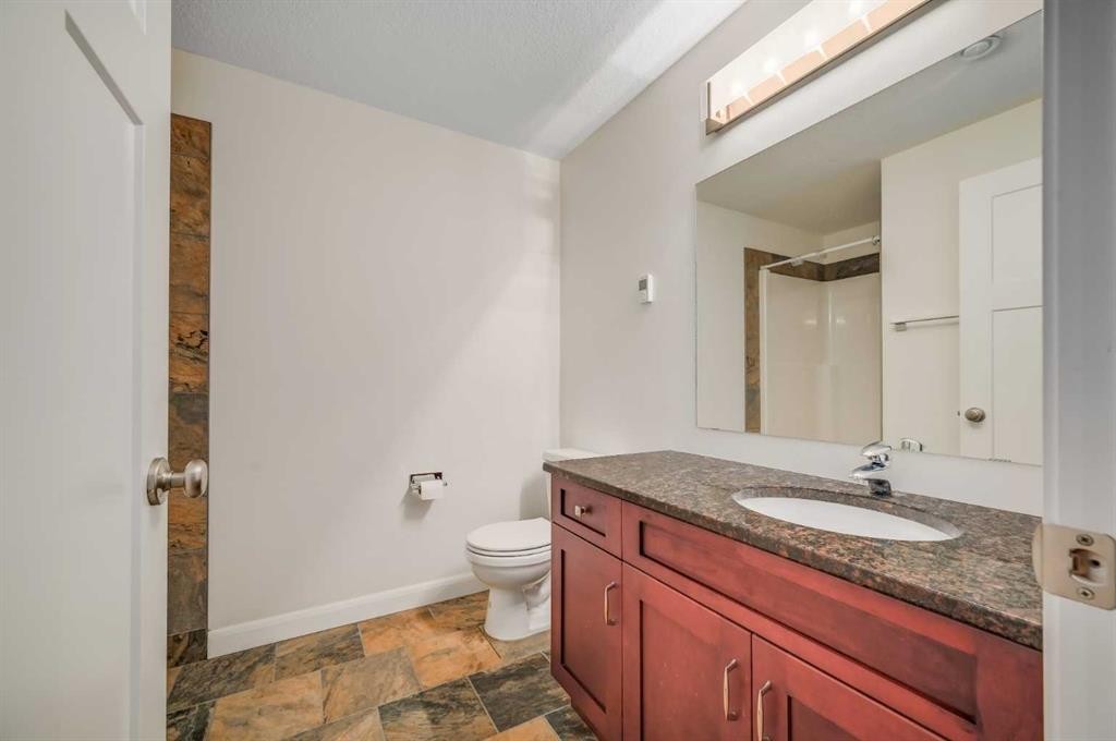 7418 36 Avenue Nw, Calgary, AB - Indoor Photo Showing Bathroom