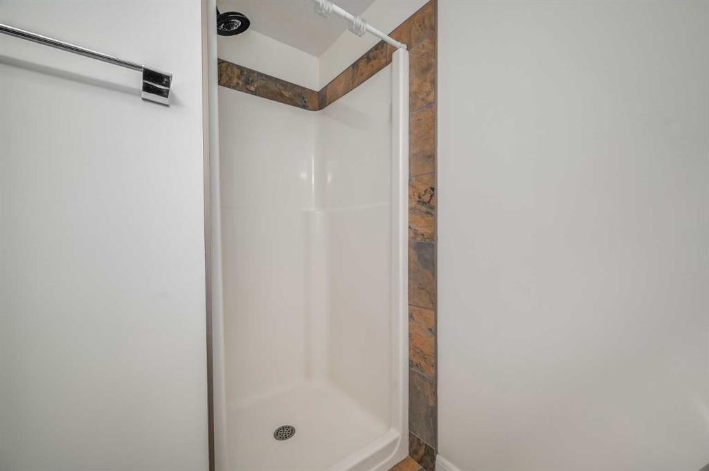 7418 36 Avenue Nw, Calgary, AB - Indoor Photo Showing Bathroom