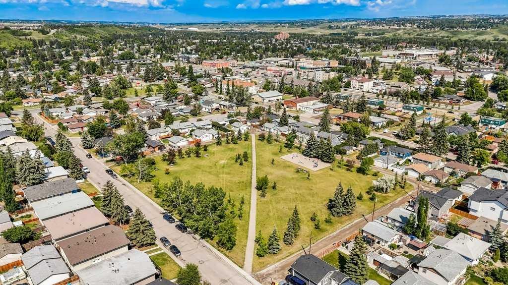 7418 36 Avenue Nw, Calgary, AB - Outdoor With View