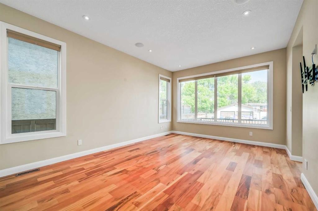 7418 36 Avenue Nw, Calgary, AB - Indoor Photo Showing Other Room