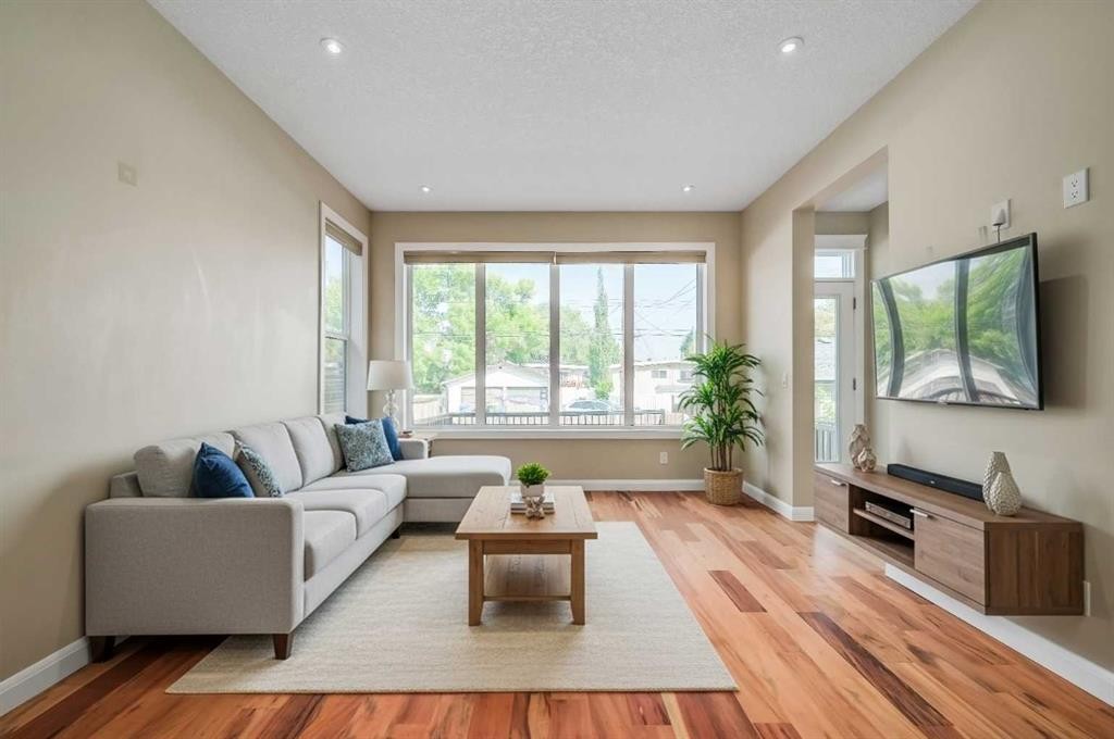7418 36 Avenue Nw, Calgary, AB - Indoor Photo Showing Living Room