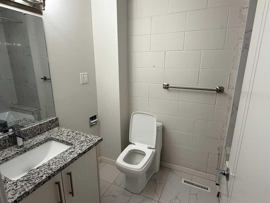 4704 14 Street Nw, Calgary, AB - Indoor Photo Showing Bathroom
