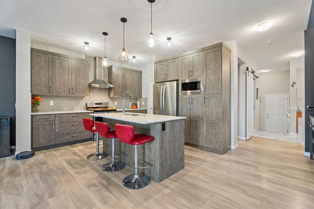 178 Buckskin Way, Cochrane, AB - Indoor Photo Showing Kitchen With Upgraded Kitchen