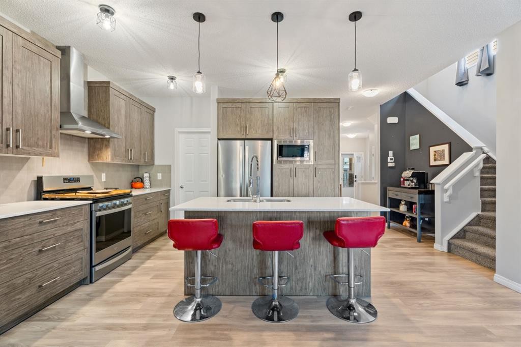 178 Buckskin Way, Cochrane, AB - Indoor Photo Showing Kitchen With Upgraded Kitchen