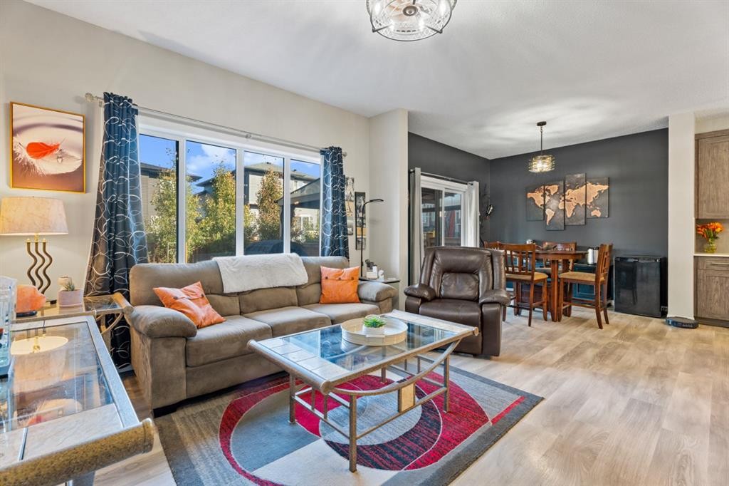 178 Buckskin Way, Cochrane, AB - Indoor Photo Showing Living Room