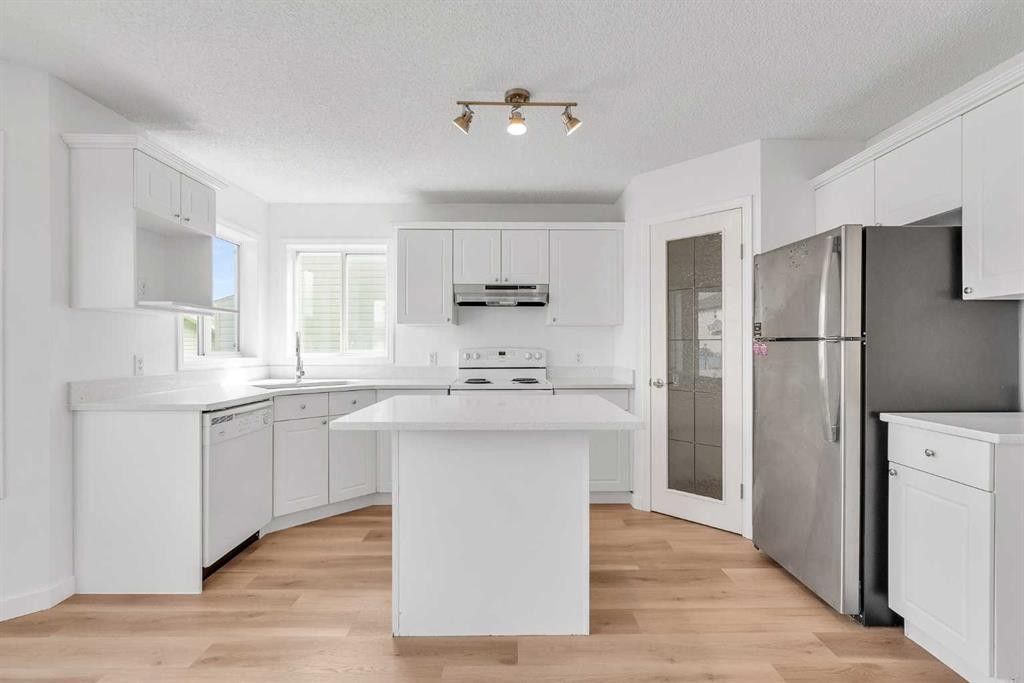 1149 Martindale Boulevard Ne, Calgary, AB - Indoor Photo Showing Kitchen