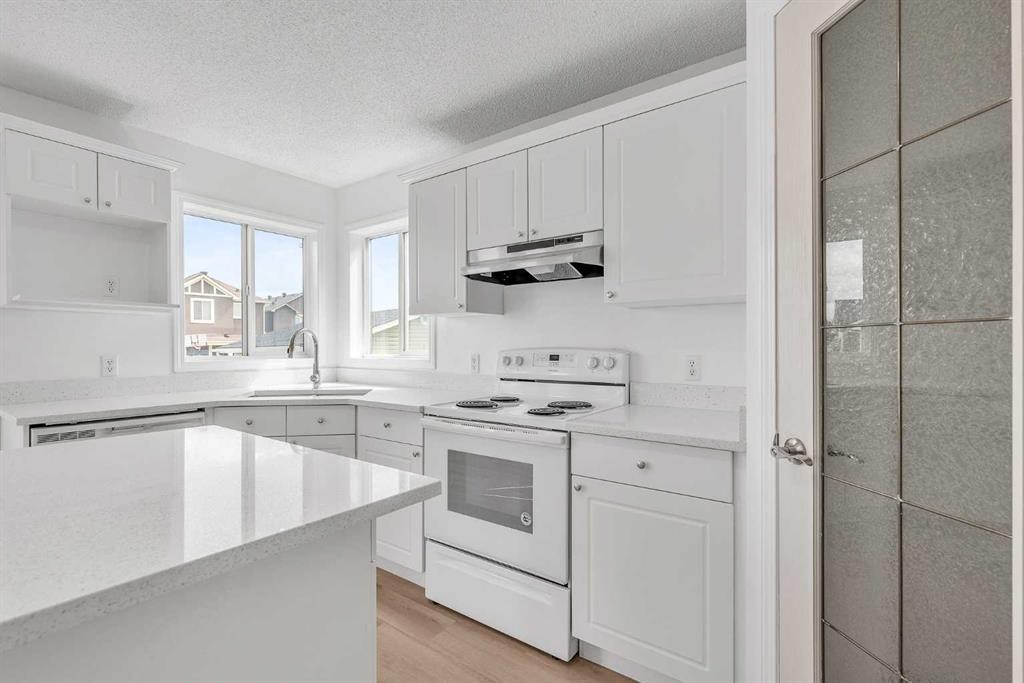 1149 Martindale Boulevard Ne, Calgary, AB - Indoor Photo Showing Kitchen