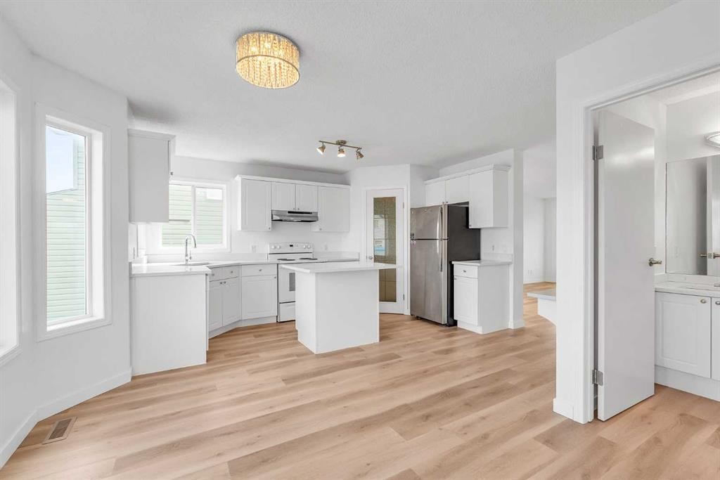 1149 Martindale Boulevard Ne, Calgary, AB - Indoor Photo Showing Kitchen