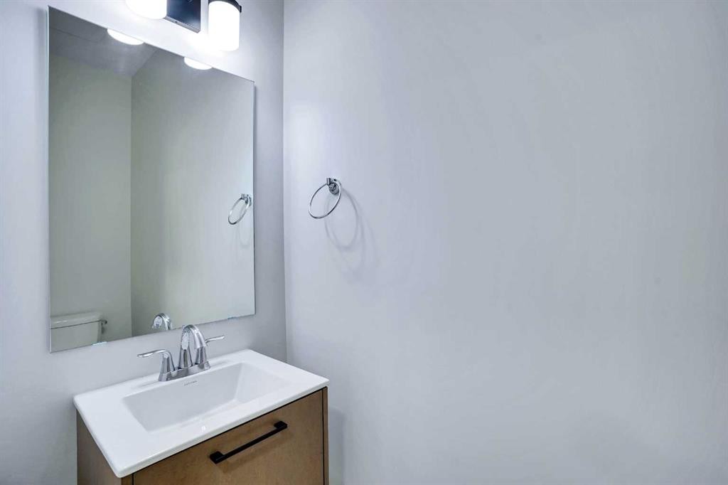 312 Edith Place Nw, Calgary, AB - Indoor Photo Showing Bathroom