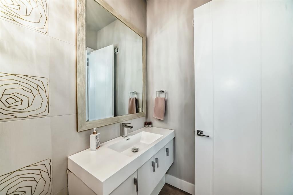3149 Winspear Crescent Sw, Edmonton, AB - Indoor Photo Showing Bathroom