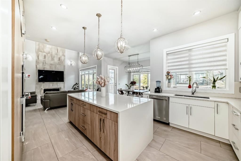 3149 Winspear Crescent Sw, Edmonton, AB - Indoor Photo Showing Kitchen With Upgraded Kitchen