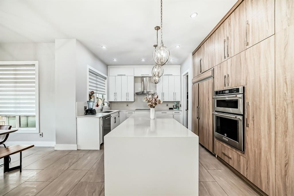 3149 Winspear Crescent Sw, Edmonton, AB - Indoor Photo Showing Kitchen With Upgraded Kitchen