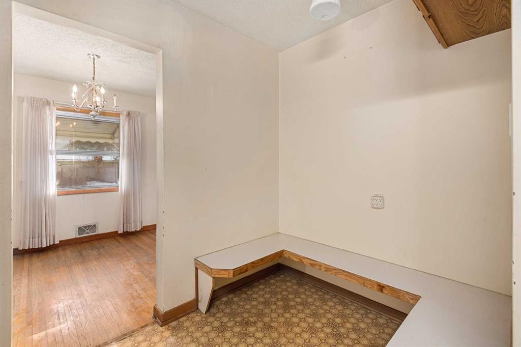 2616 22 Street Nw, Calgary, AB - Indoor Photo Showing Other Room