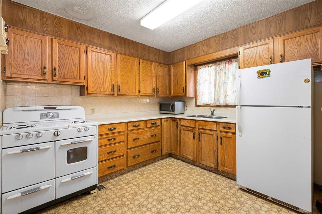 2616 22 Street Nw, Calgary, AB - Indoor Photo Showing Kitchen With Double Sink