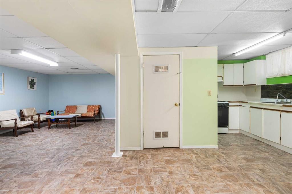 2616 22 Street Nw, Calgary, AB - Indoor