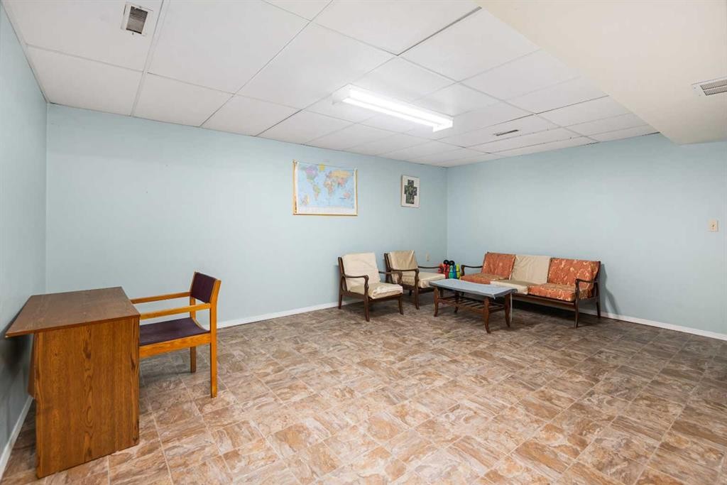 2616 22 Street Nw, Calgary, AB - Indoor