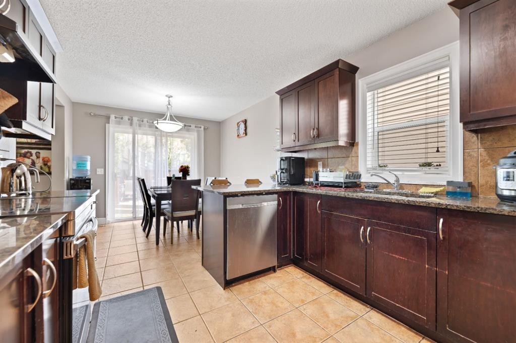 935 Windhaven Close Sw, Airdrie, AB - Indoor Photo Showing Kitchen