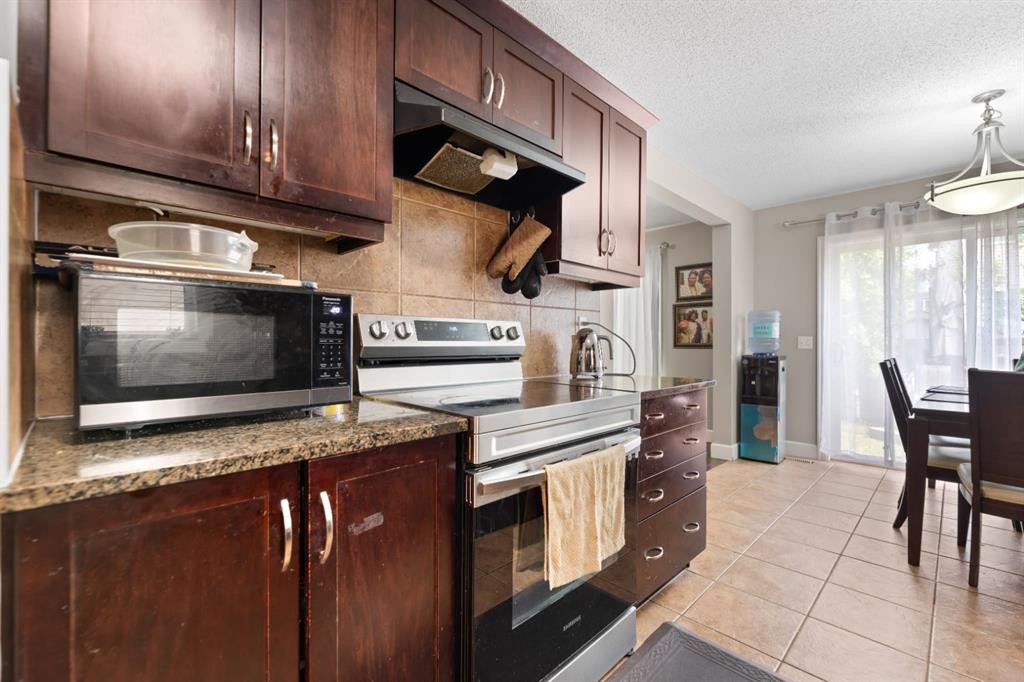 935 Windhaven Close Sw, Airdrie, AB - Indoor Photo Showing Kitchen